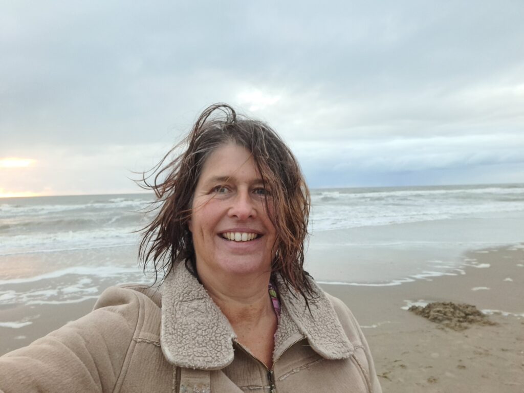 met open blik kijken naar de natuur